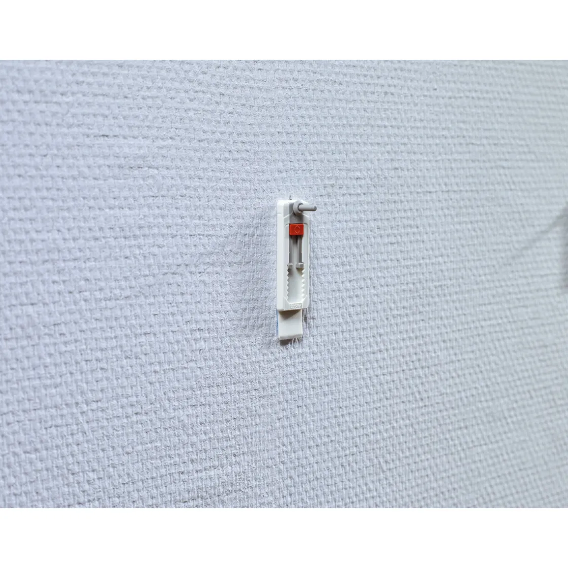 Klebeschraube für Tapete und Putz verstellbar 2 Stück Traglast 2 x 1 kg ^ Tesa Clearance